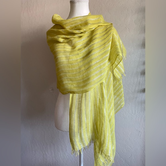 Banana Republic Accessories - Banana Republic linen wrap